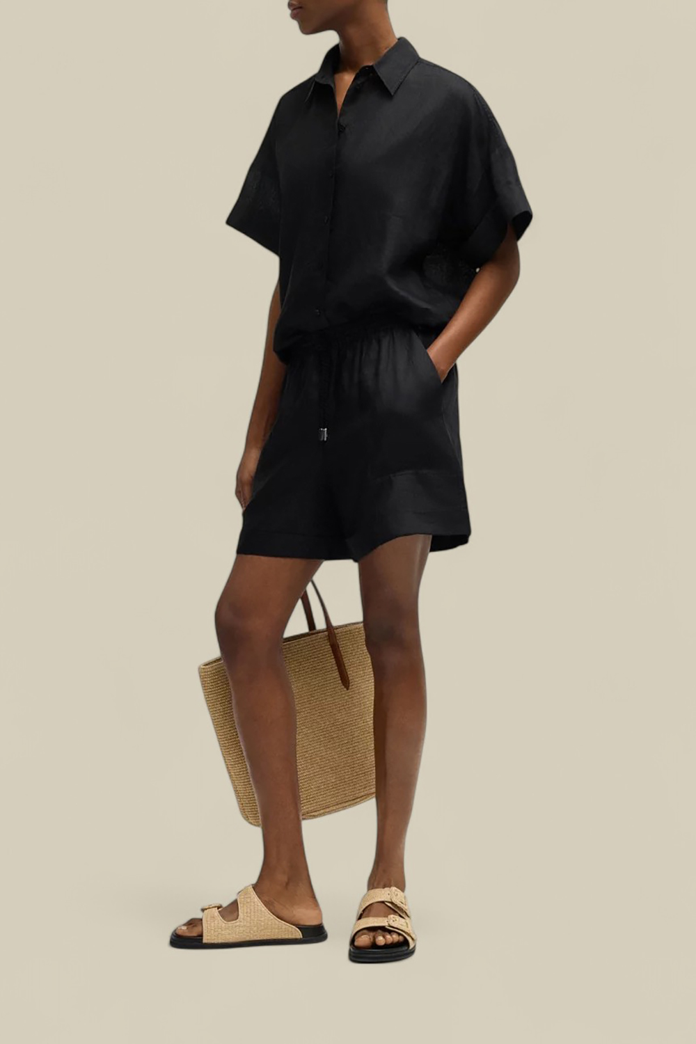 תמונת כל הלוק של מכנסי ג'וג קצרים